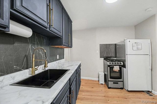 1228 E Jarvis Avenue, Hazel Park, MI 48030
