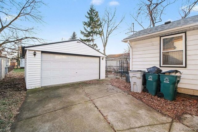 1228 E Jarvis Avenue, Hazel Park, MI 48030