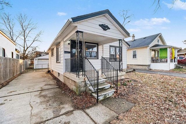 1228 E Jarvis Avenue, Hazel Park, MI 48030