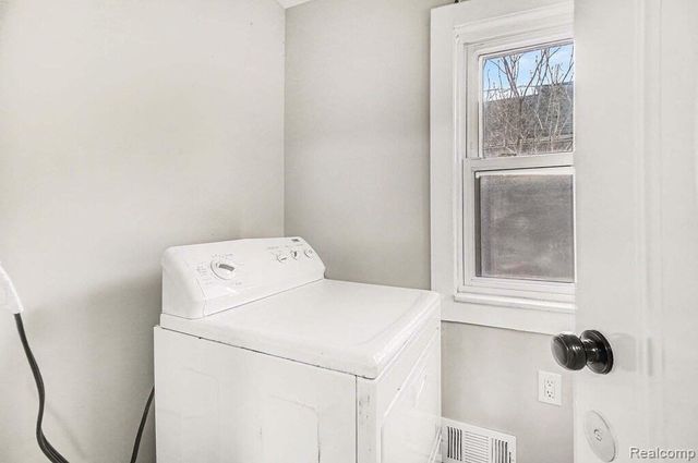 1228 E Jarvis Avenue, Hazel Park, MI 48030
