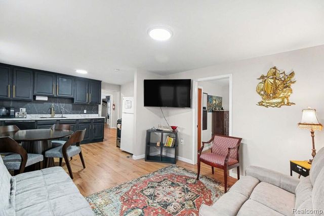 1228 E Jarvis Avenue, Hazel Park, MI 48030