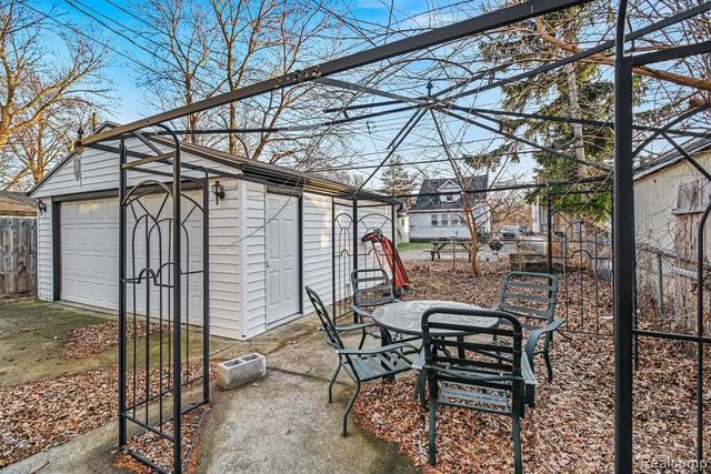 1228 E Jarvis Avenue, Hazel Park, MI 48030