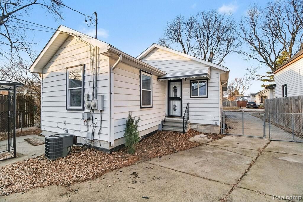 1228 E Jarvis Avenue, Hazel Park, MI 48030