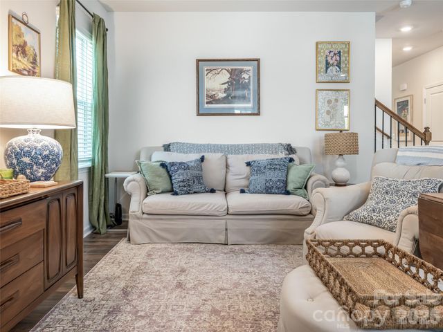 596 Country Oak Drive, Asheville, NC 28804