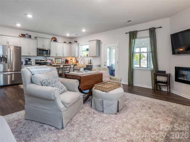 596 Country Oak Drive, Asheville, NC 28804