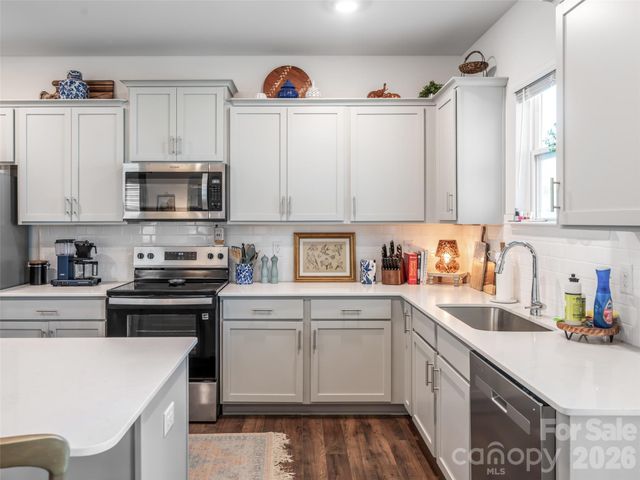 596 Country Oak Drive, Asheville, NC 28804