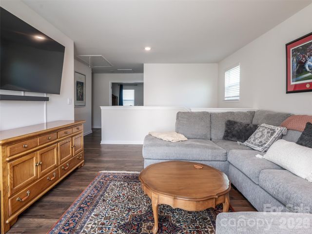 596 Country Oak Drive, Asheville, NC 28804