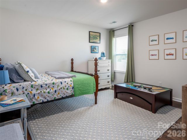 596 Country Oak Drive, Asheville, NC 28804