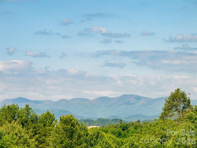 596 Country Oak Drive, Asheville, NC 28804