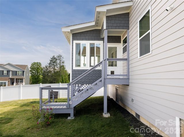 596 Country Oak Drive, Asheville, NC 28804