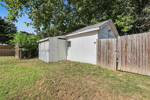 207 E Juniper Lane, Mustang, OK 73064