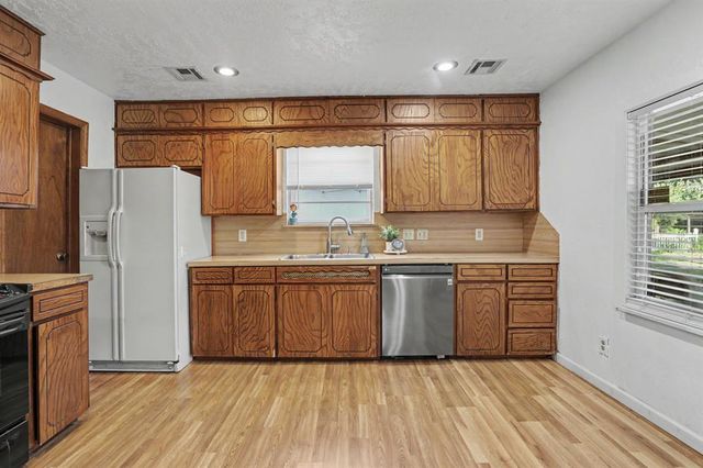 207 E Juniper Lane, Mustang, OK 73064