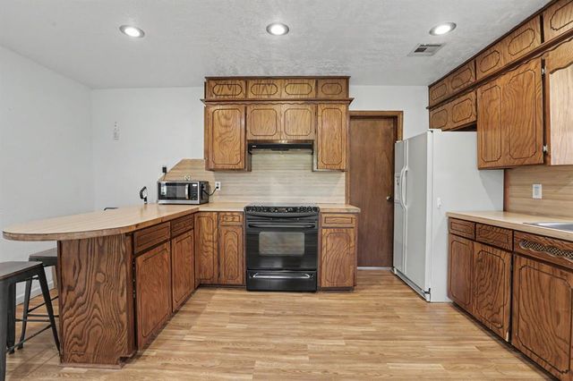 207 E Juniper Lane, Mustang, OK 73064