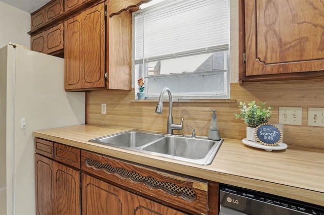 207 E Juniper Lane, Mustang, OK 73064