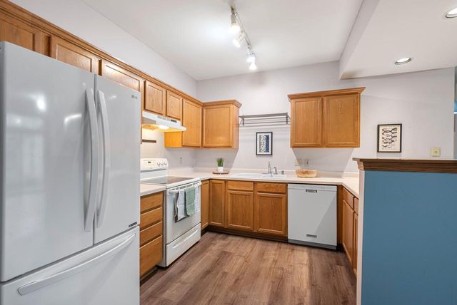 180 W Oak Leaf DRIVE, Oak Creek, WI 53154