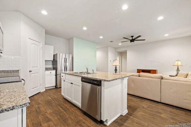 837 MARGAY LOOP, Seguin, TX 78155