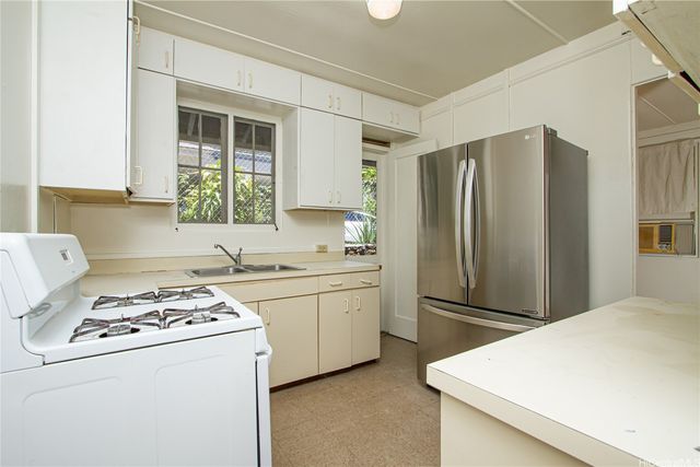 1044 Green Street A, Honolulu, HI 96814