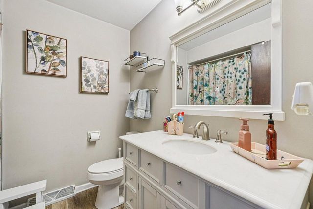 395 E OAK LANE, Oak Creek, WI 53154