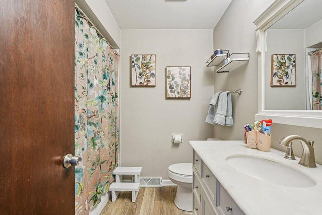 395 E OAK LANE, Oak Creek, WI 53154