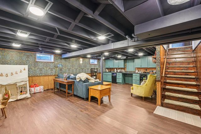 395 E OAK LANE, Oak Creek, WI 53154