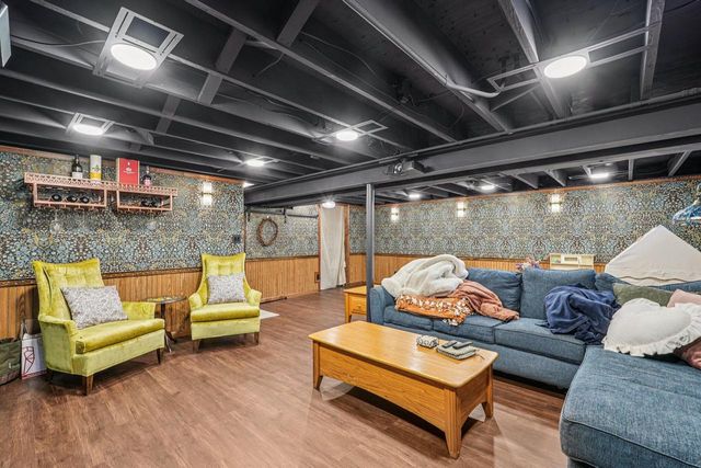 395 E OAK LANE, Oak Creek, WI 53154