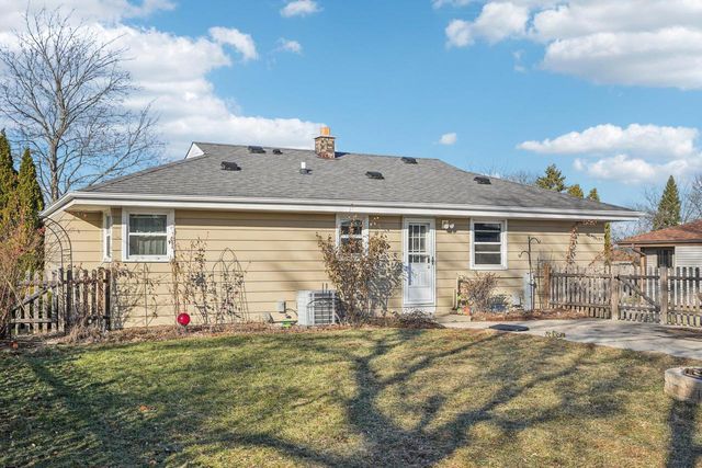 395 E OAK LANE, Oak Creek, WI 53154