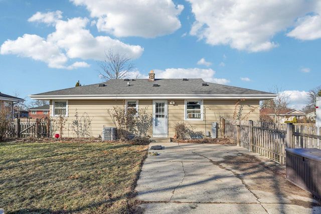 395 E OAK LANE, Oak Creek, WI 53154