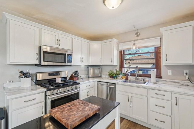 395 E OAK LANE, Oak Creek, WI 53154