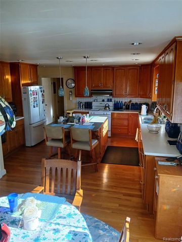 7190 E Maple Avenue, Grand Blanc, MI 48439