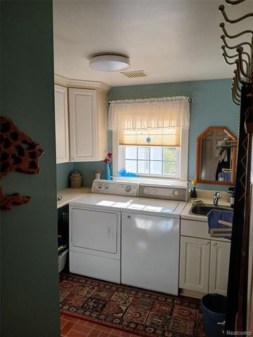7190 E Maple Avenue, Grand Blanc, MI 48439
