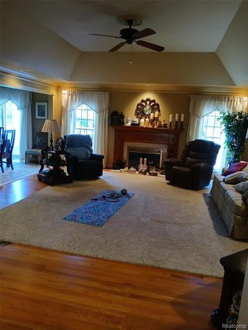 7190 E Maple Avenue, Grand Blanc, MI 48439