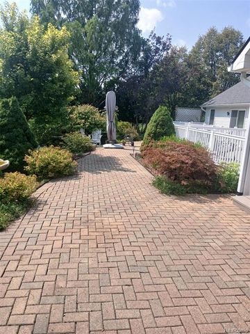7190 E Maple Avenue, Grand Blanc, MI 48439