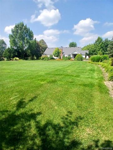 7190 E Maple Avenue, Grand Blanc, MI 48439
