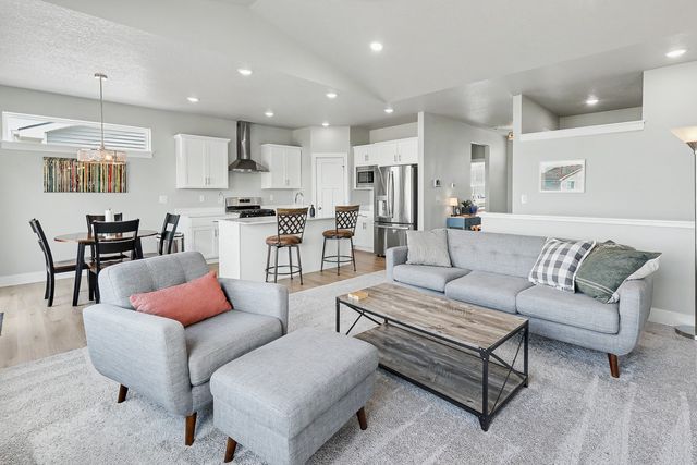 2930 Indigo Lane, Pella, IA 50219