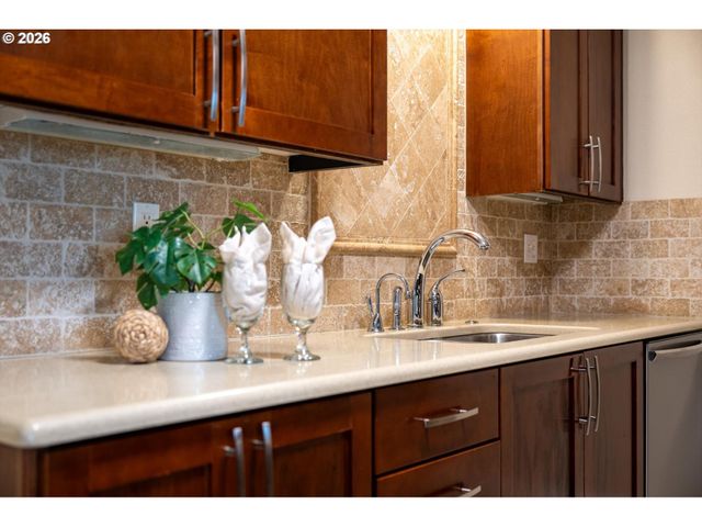 200 BURNHAM Rd 210, Lake Oswego, OR 97034