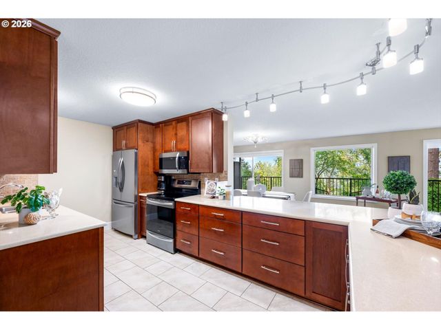 200 BURNHAM Rd 210, Lake Oswego, OR 97034