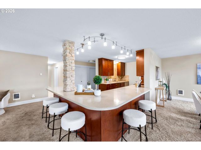 200 BURNHAM Rd 210, Lake Oswego, OR 97034