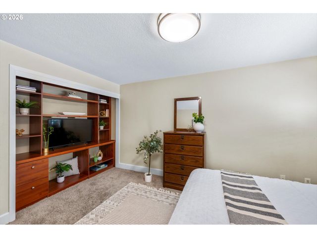 200 BURNHAM Rd 210, Lake Oswego, OR 97034