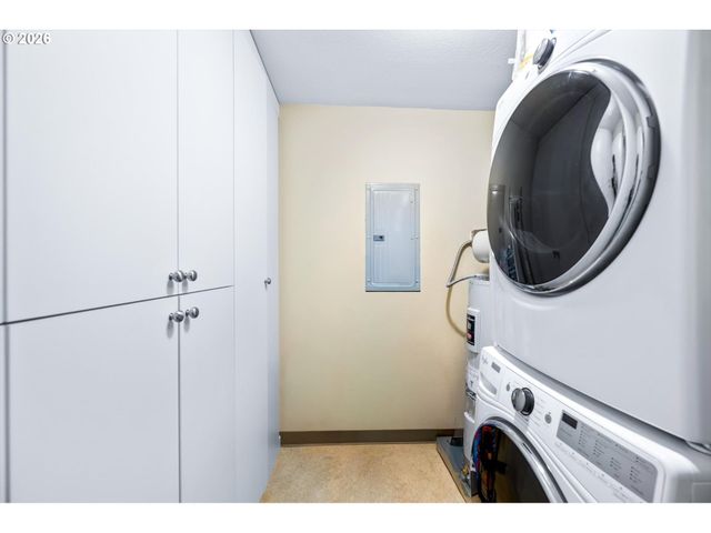 200 BURNHAM Rd 210, Lake Oswego, OR 97034