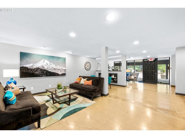 200 BURNHAM Rd 210, Lake Oswego, OR 97034