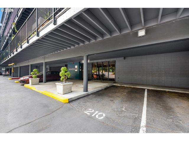 200 BURNHAM Rd 210, Lake Oswego, OR 97034
