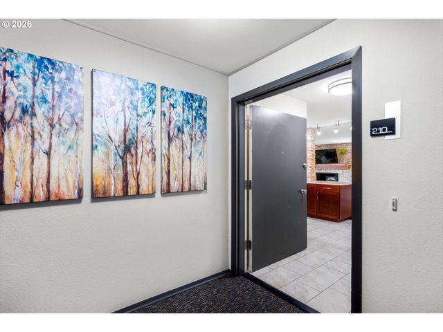 200 BURNHAM Rd 210, Lake Oswego, OR 97034