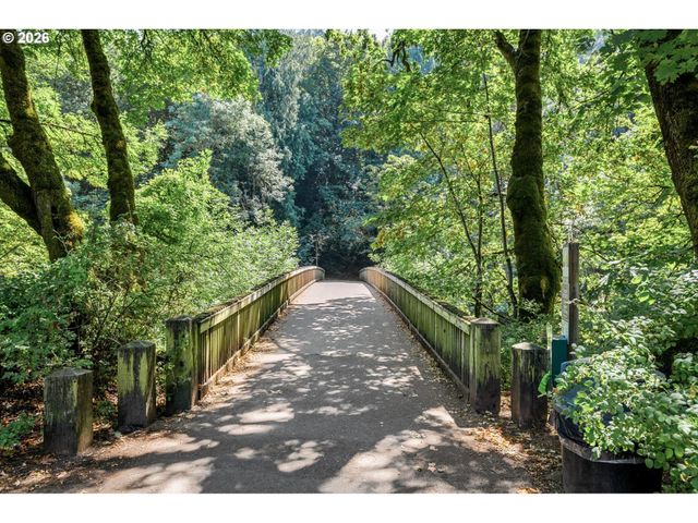 200 BURNHAM Rd 210, Lake Oswego, OR 97034
