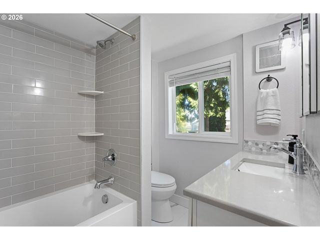 509 JQ ADAMS St, Oregon City, OR 97045