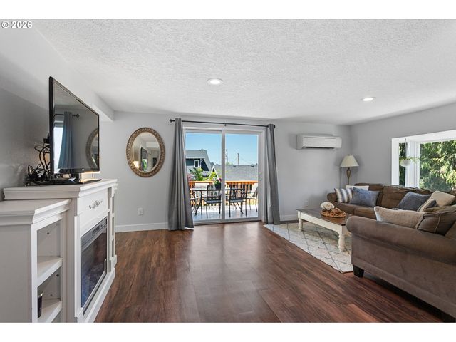 509 JQ ADAMS St, Oregon City, OR 97045