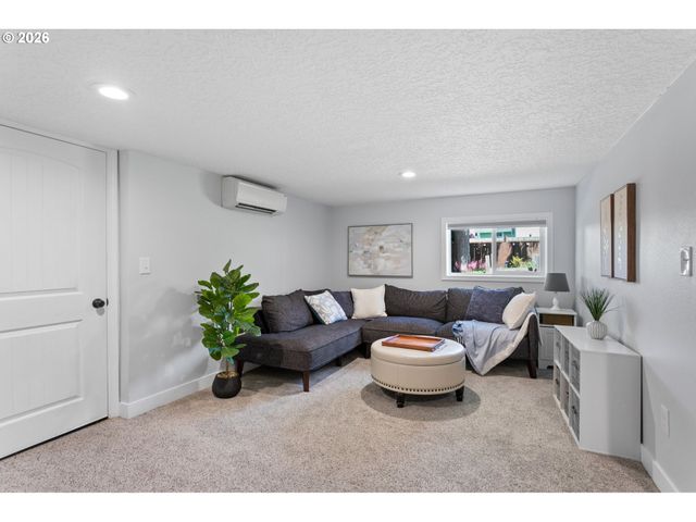 509 JQ ADAMS St, Oregon City, OR 97045