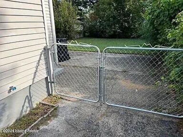 1323 Thornberry Ave, Louisville, KY 40215