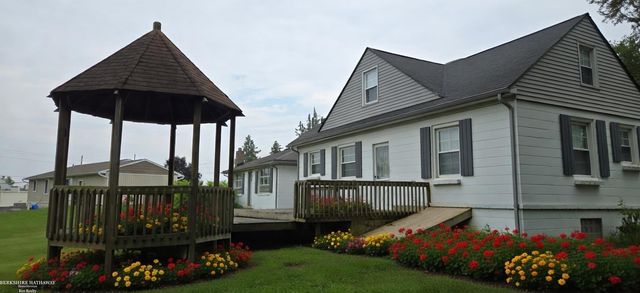 98 Shadywood Road, Rochester Hills, MI 48307