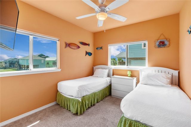 14 Belaire Dr, Rockport, TX 78382