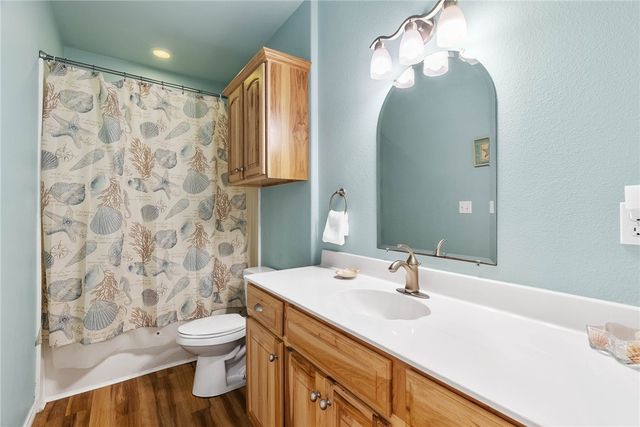 14 Belaire Dr, Rockport, TX 78382